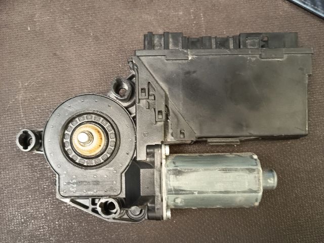 bontott AUDI A4 B6 Jobb első Ablakemelő Motor