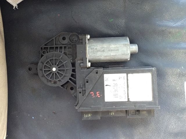 bontott AUDI A4 B6 Jobb első Ablakemelő Motor