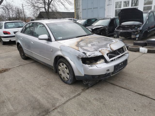 bontott AUDI A4 B6 Jobb első Ajtó (Részeivel)