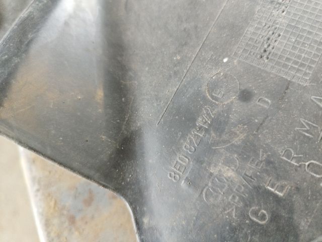 bontott AUDI A4 B6 Jobb első Dobbetét (Kerékjárati, Műanyag)