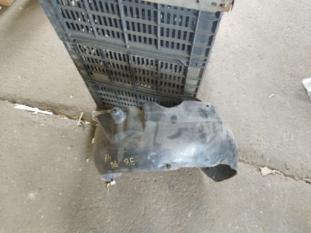 bontott AUDI A4 B6 Jobb első Dobbetét (Kerékjárati, Műanyag)