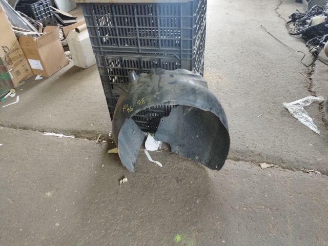 bontott AUDI A4 B6 Jobb első Dobbetét (Kerékjárati, Műanyag)