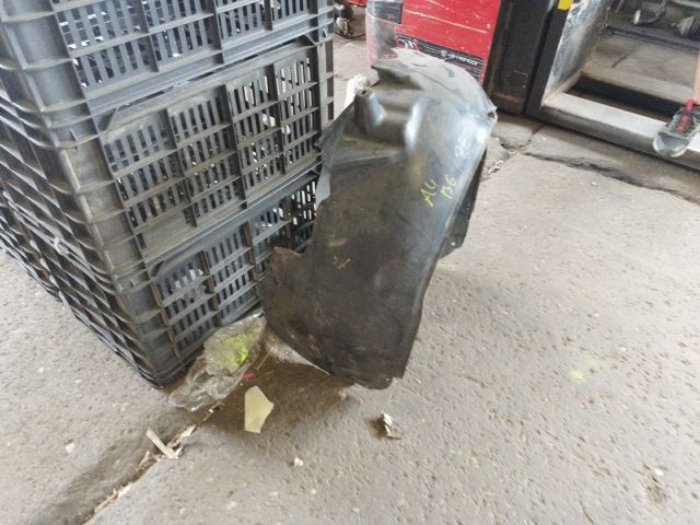 bontott AUDI A4 B6 Jobb első Dobbetét (Kerékjárati, Műanyag)