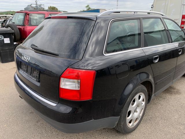 bontott AUDI A4 B6 Jobb első Dobbetét (Kerékjárati, Műanyag)