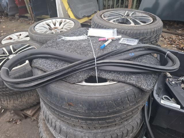 bontott AUDI A4 B6 Jobb első Gumikéder