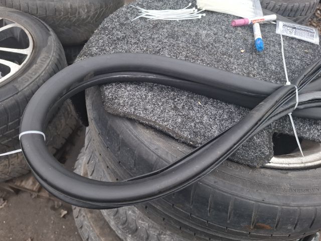 bontott AUDI A4 B6 Jobb első Gumikéder