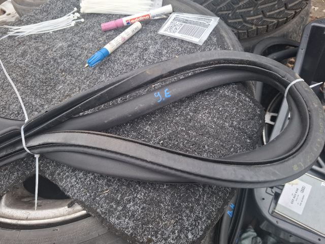 bontott AUDI A4 B6 Jobb első Gumikéder