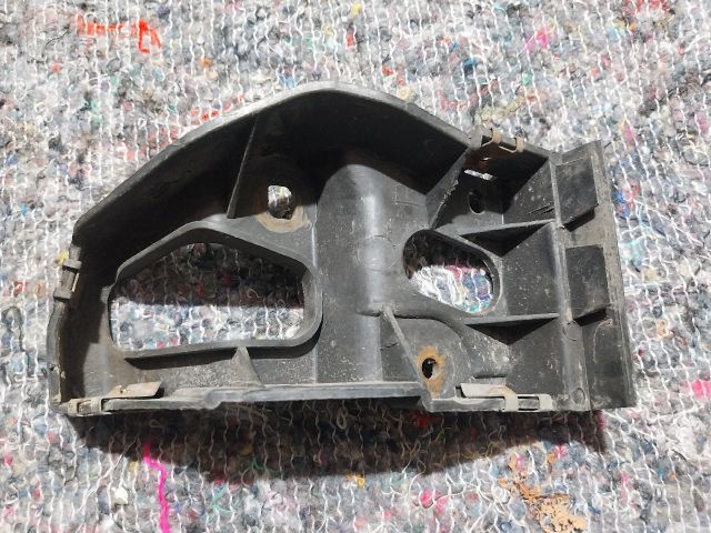 bontott AUDI A4 B6 Jobb első Küszöb Tartó