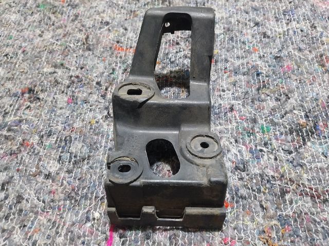 bontott AUDI A4 B6 Jobb első Küszöb Tartó