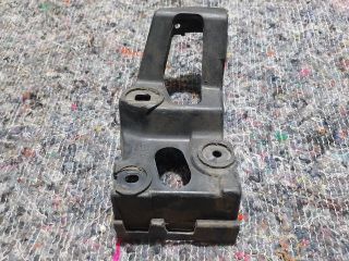 bontott AUDI A4 B6 Jobb első Küszöb Tartó