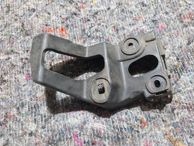 bontott AUDI A4 B6 Jobb első Küszöb Tartó