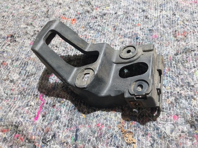 bontott AUDI A4 B6 Jobb első Küszöb Tartó