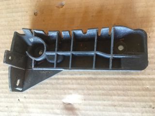 bontott AUDI A4 B6 Jobb első Lökhárító Tartó (Műanyag)