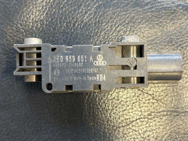 bontott AUDI A4 B6 Jobb első Oldal Ütközés Érzékelő