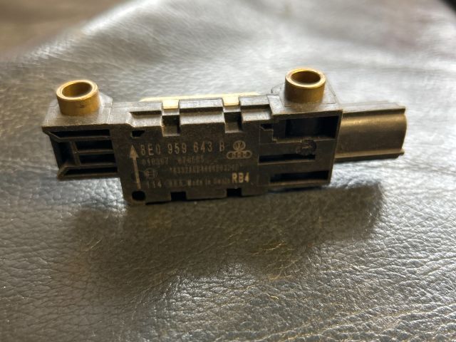 bontott AUDI A4 B6 Jobb első Oldal Ütközés Érzékelő