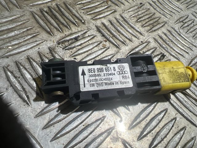 bontott AUDI A4 B6 Jobb első Ütközés Érzékelő (Homlokfalon)