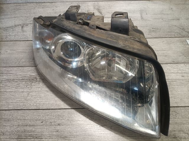 bontott AUDI A4 B6 Jobb Fényszóró
