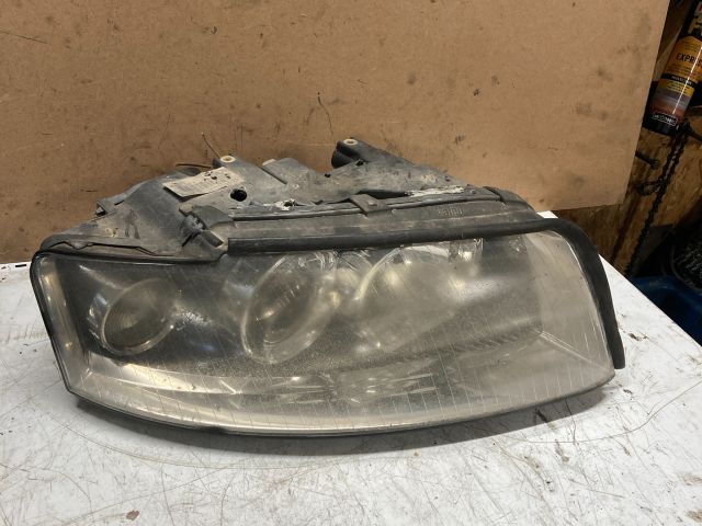 bontott AUDI A4 B6 Jobb Fényszóró