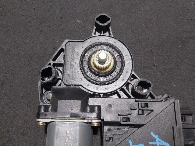 bontott AUDI A4 B6 Jobb hátsó Ablakemelő Motor