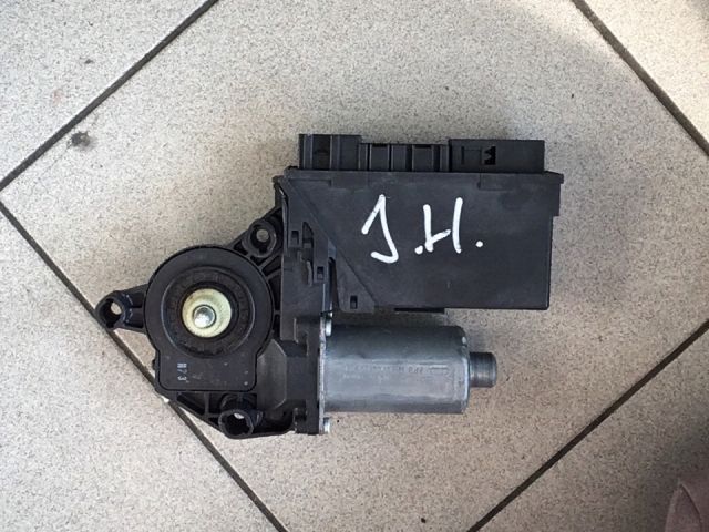 bontott AUDI A4 B6 Jobb hátsó Ablakemelő Motor
