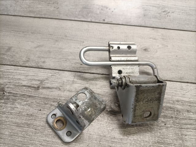 bontott AUDI A4 B6 Jobb hátsó Alsó Zsanér