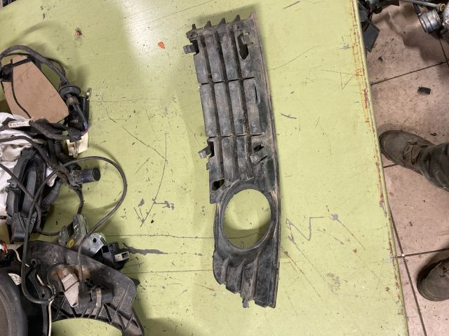 bontott AUDI A4 B6 Jobb Ködlámpa Rács