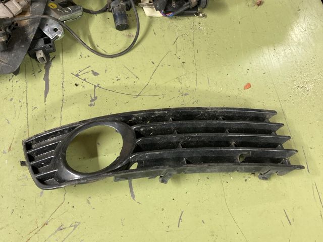 bontott AUDI A4 B6 Jobb Ködlámpa Rács