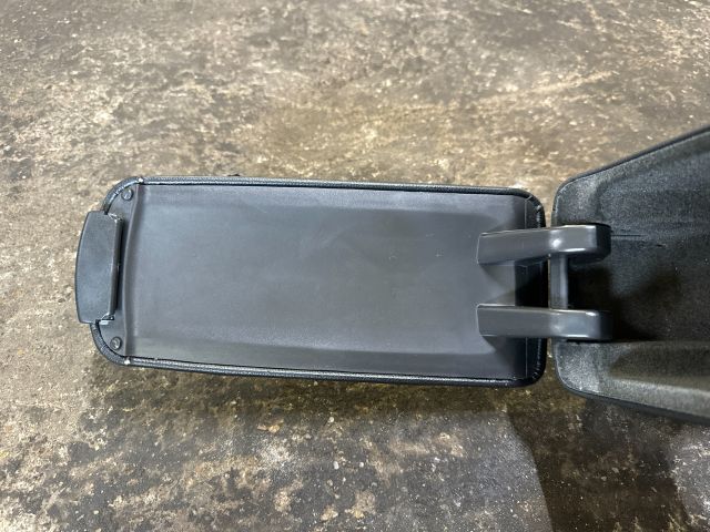 bontott AUDI A4 B6 Könyöklő