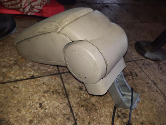 bontott AUDI A4 B6 Könyöklő