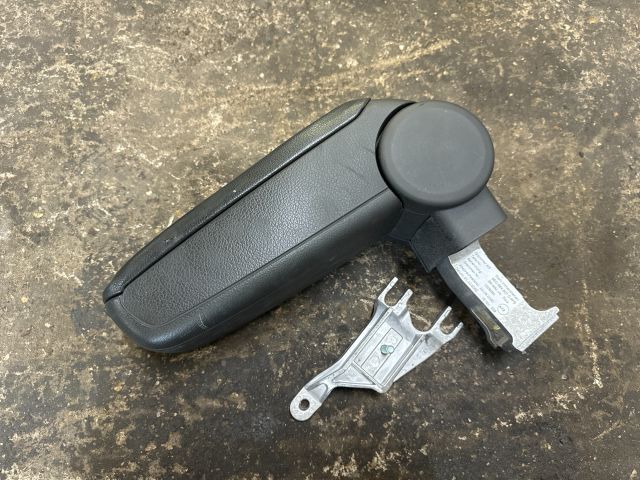 bontott AUDI A4 B6 Könyöklő