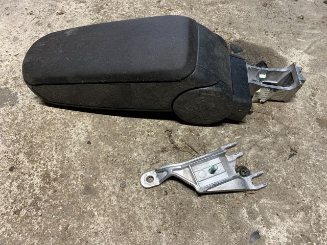 bontott AUDI A4 B6 Könyöklő
