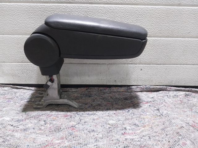 bontott AUDI A4 B6 Könyöklő