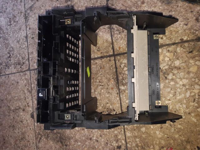 bontott AUDI A4 B6 Középkonzol Keret