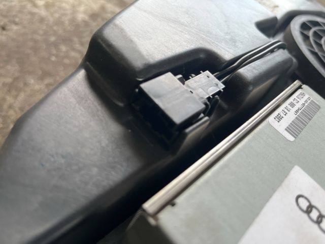 bontott AUDI A4 B6 Mélynyomó Hangszóró