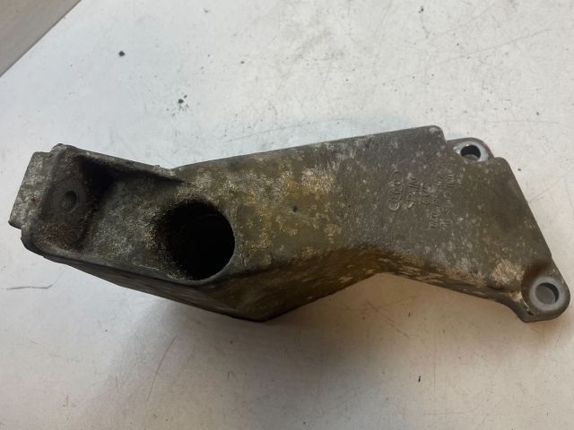 bontott AUDI A4 B6 Motor Tartó Bak Jobb