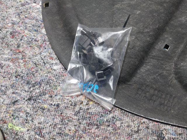 bontott AUDI A4 B6 Motorháztető Szigetelés