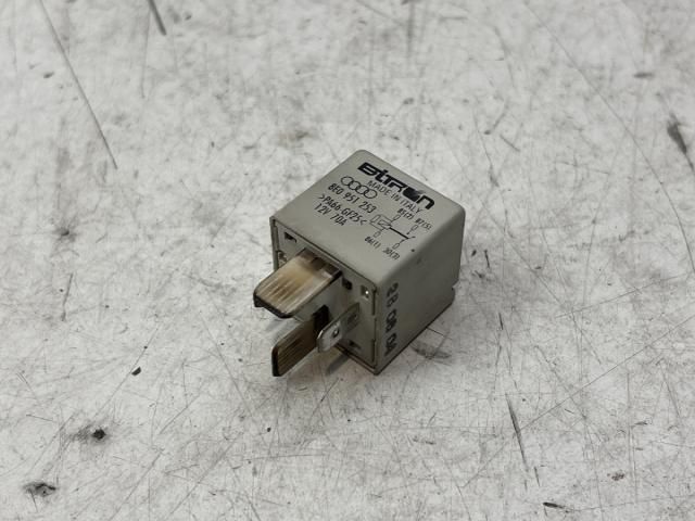 bontott AUDI A4 B6 Relé