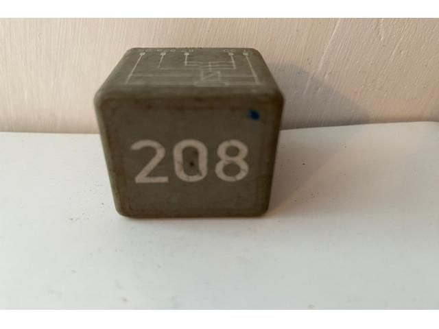 bontott AUDI A4 B6 Relé