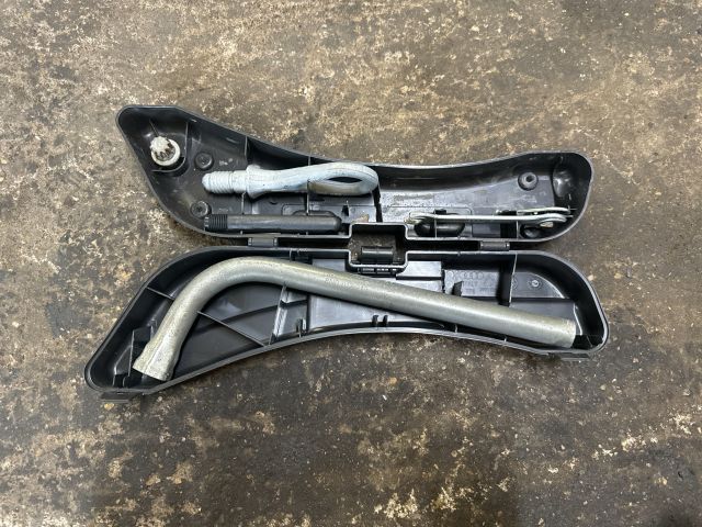 bontott AUDI A4 B6 Szerszámkészlet