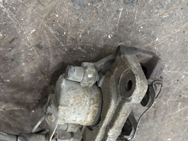 bontott AUDI A4 B7 Jobb első Féknyereg Munkahengerrel