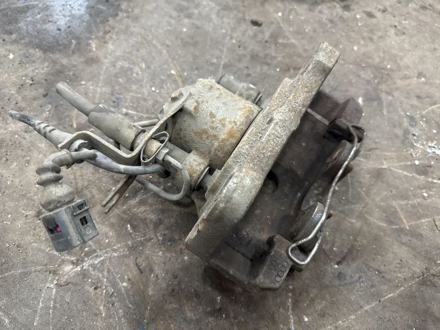 bontott AUDI A4 B7 Jobb első Féknyereg Munkahengerrel