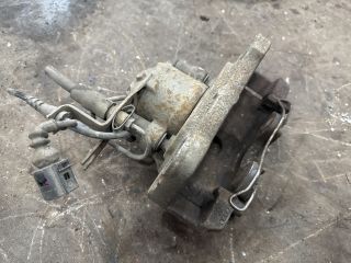 bontott AUDI A4 B7 Jobb első Féknyereg Munkahengerrel