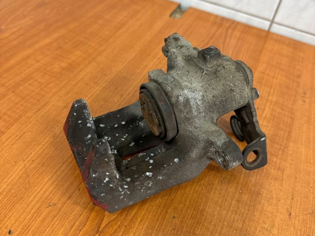 bontott AUDI A4 B7 Jobb hátsó Féknyereg Munkahengerrel