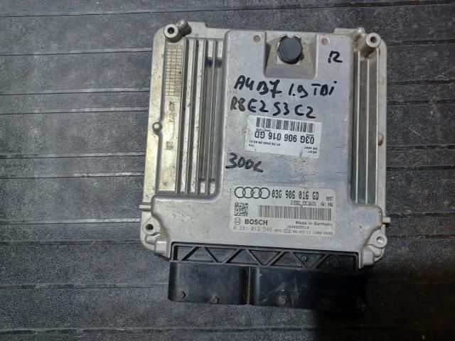 bontott AUDI A4 B7 Motorvezérlő