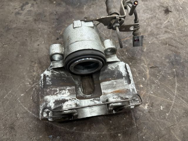 bontott AUDI A4 B7 Bal első Féknyereg Munkahengerrel