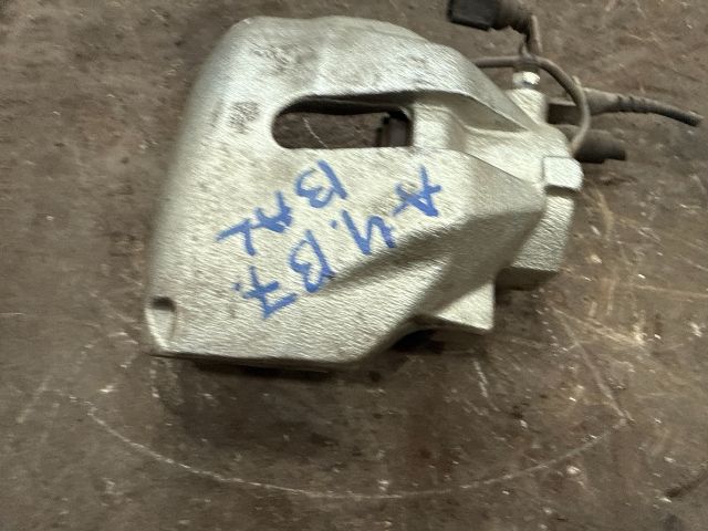 bontott AUDI A4 B7 Bal első Féknyereg Munkahengerrel