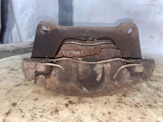 bontott AUDI A4 B7 Bal első Féknyereg Munkahengerrel