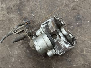 bontott AUDI A4 B7 Bal első Féknyereg Munkahengerrel