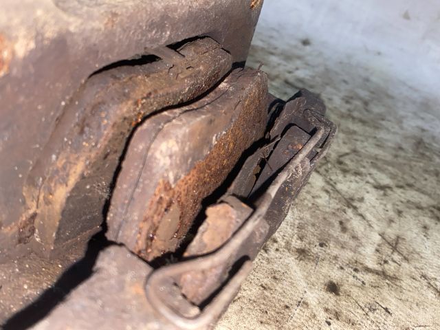 bontott AUDI A4 B7 Bal első Féknyereg Munkahengerrel