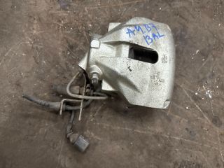 bontott AUDI A4 B7 Bal első Féknyereg Munkahengerrel